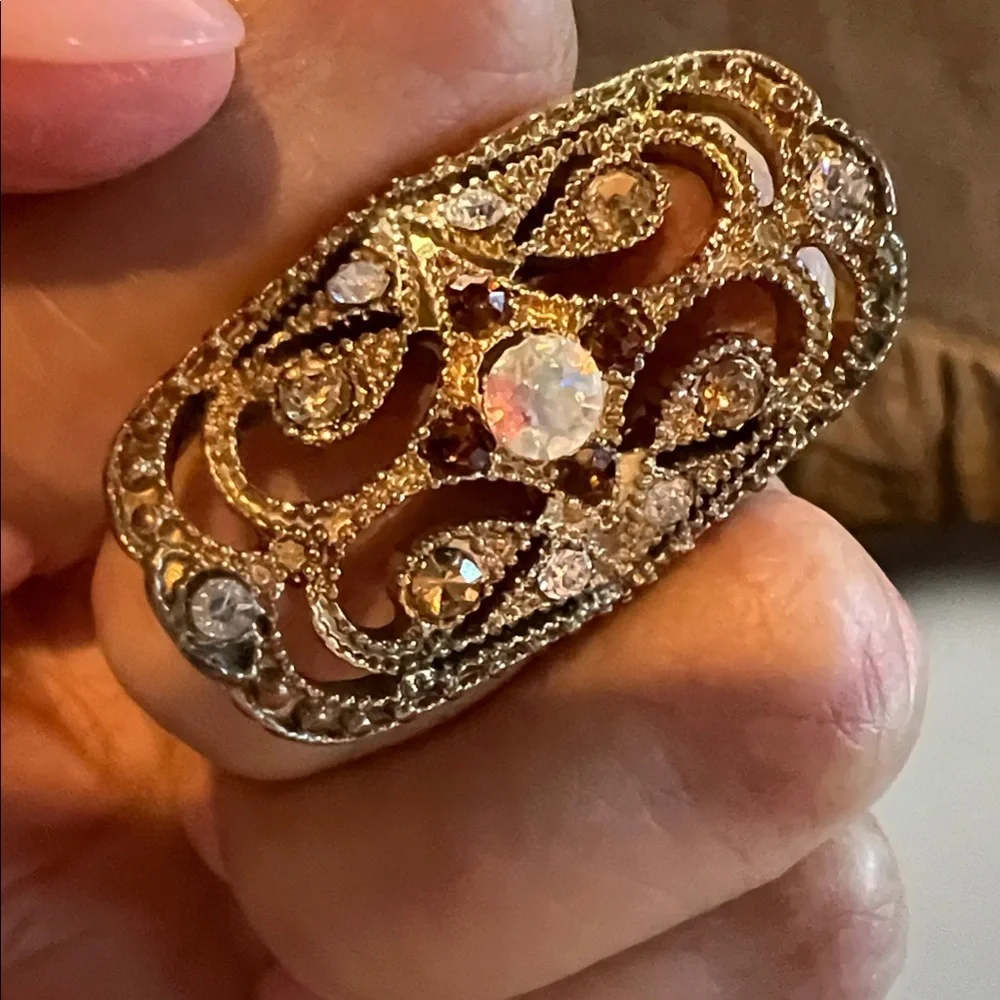 Elegant Gold Filigree Ring with Crystal Accents. wa534